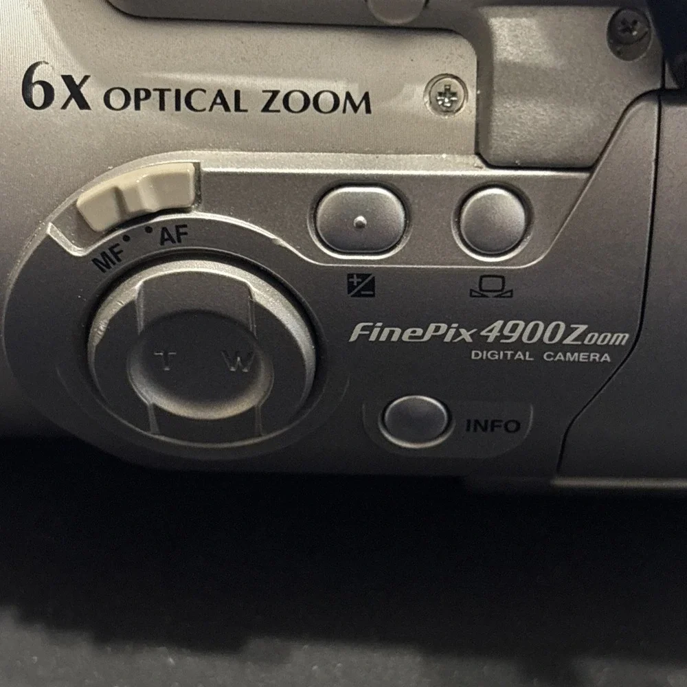 Fujifilm FinePix 4900 Zoom Digital Camera Kit w/ Case Logic TSC-5 Bag